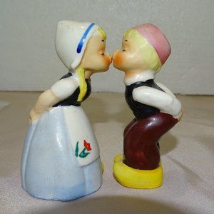 POTTERY SALT AND PEPPER BOY & GIRL VALANTINE KISSES